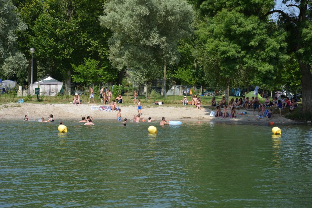Plage fluviale aménagée de Chaniers : baigneurs dans la Charente, plage de sable, arbres ombragés et zone surveillée