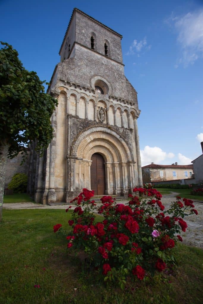 Porte d'entrée ornée de l'église de Rioux