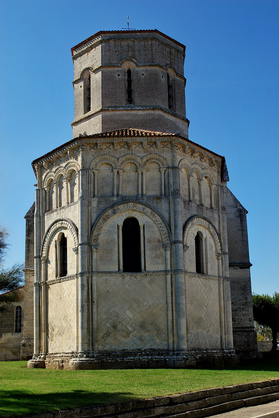 Abside heptagonale de l'église Notre-Dame de Rioux, art roman saintongeais du XIIe siècle