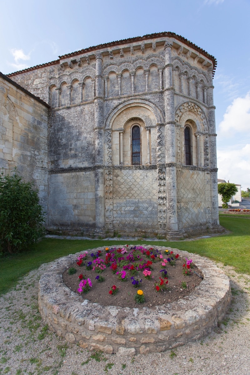Vue arrière de l'église de Rioux montrant les sept pans sculptés de l'abside heptagonale
