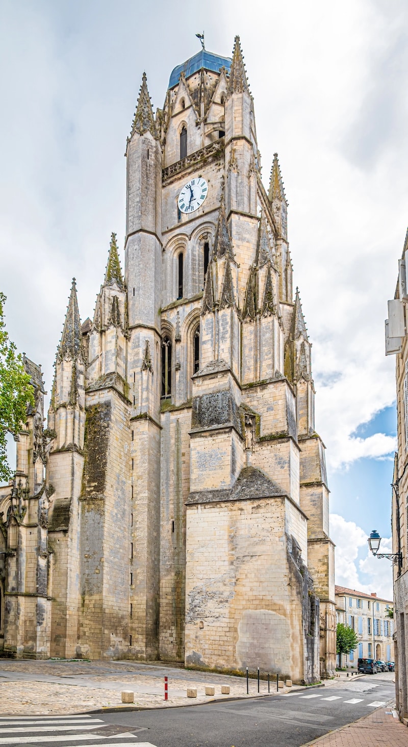 Clocher de la cathédrale Saint-Pierre de Saintes, dôme de cuivre