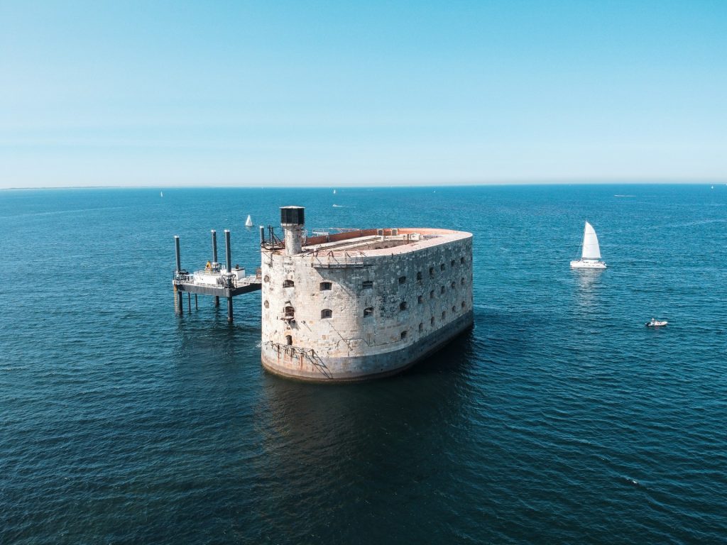 Fort Boyard en Charente-Maritime : vue aérienne du fort emblématique entouré par l'océan Atlantique, accessible en croisière familiale depuis La Rochelle