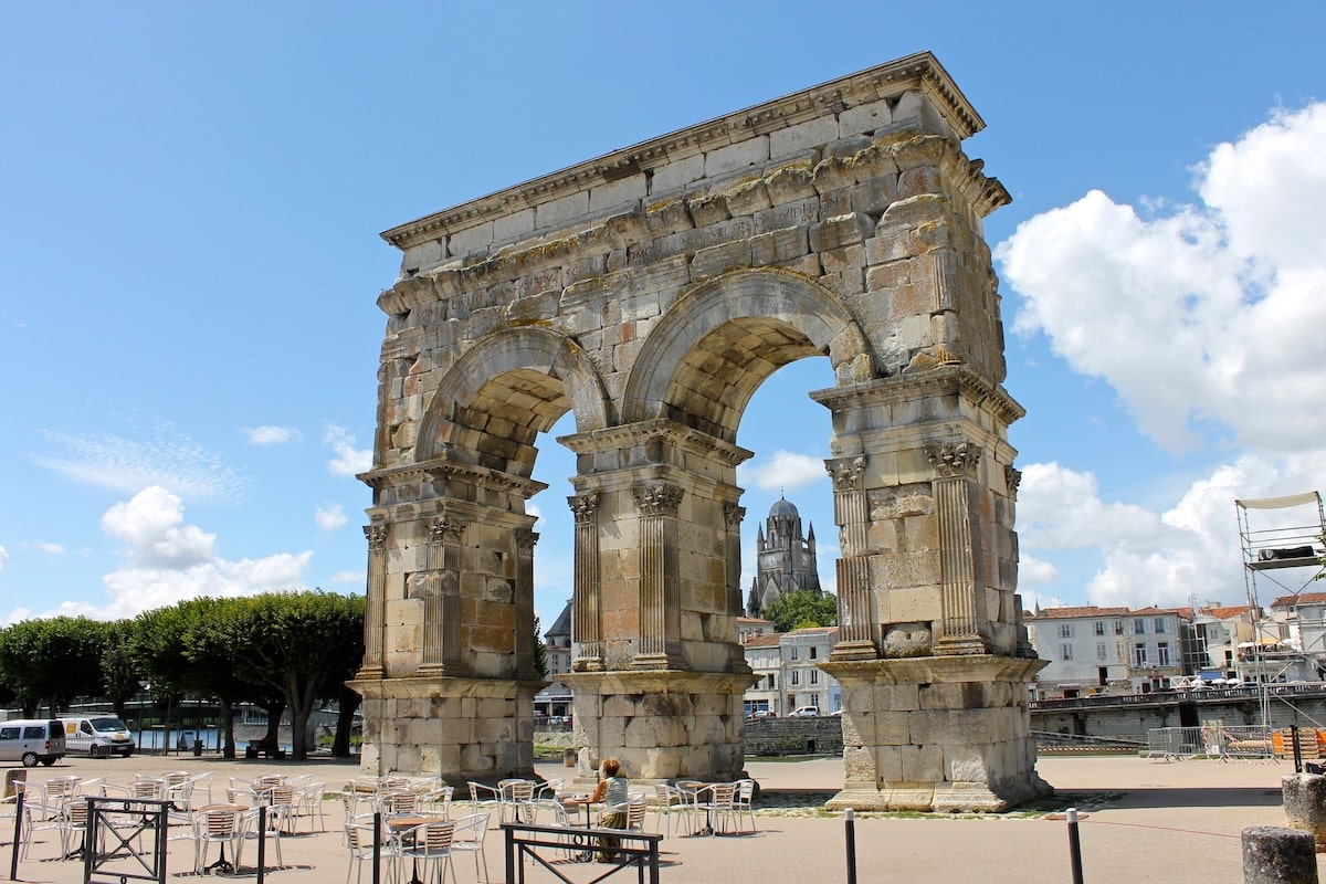 Arc de Germanicus à Saintes avec la cathédrale Saint-Pierre en arrière-plan : monument gallo-romain du Ier siècle après J.-C.