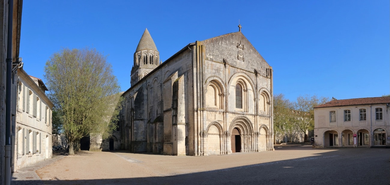 L'Abbaye aux Dames de Saintes sous un ciel bleu automnal, vue panoramique