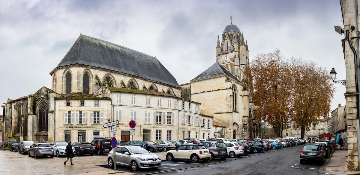 La cathédrale Saint-Pierre de Saintes, clocher-porche et portail gothique