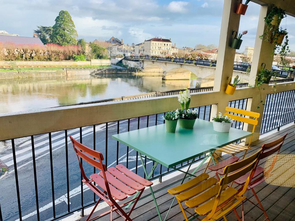 Appartement Au Fil de la Charente, location 4 étoiles en cœur de Saintes