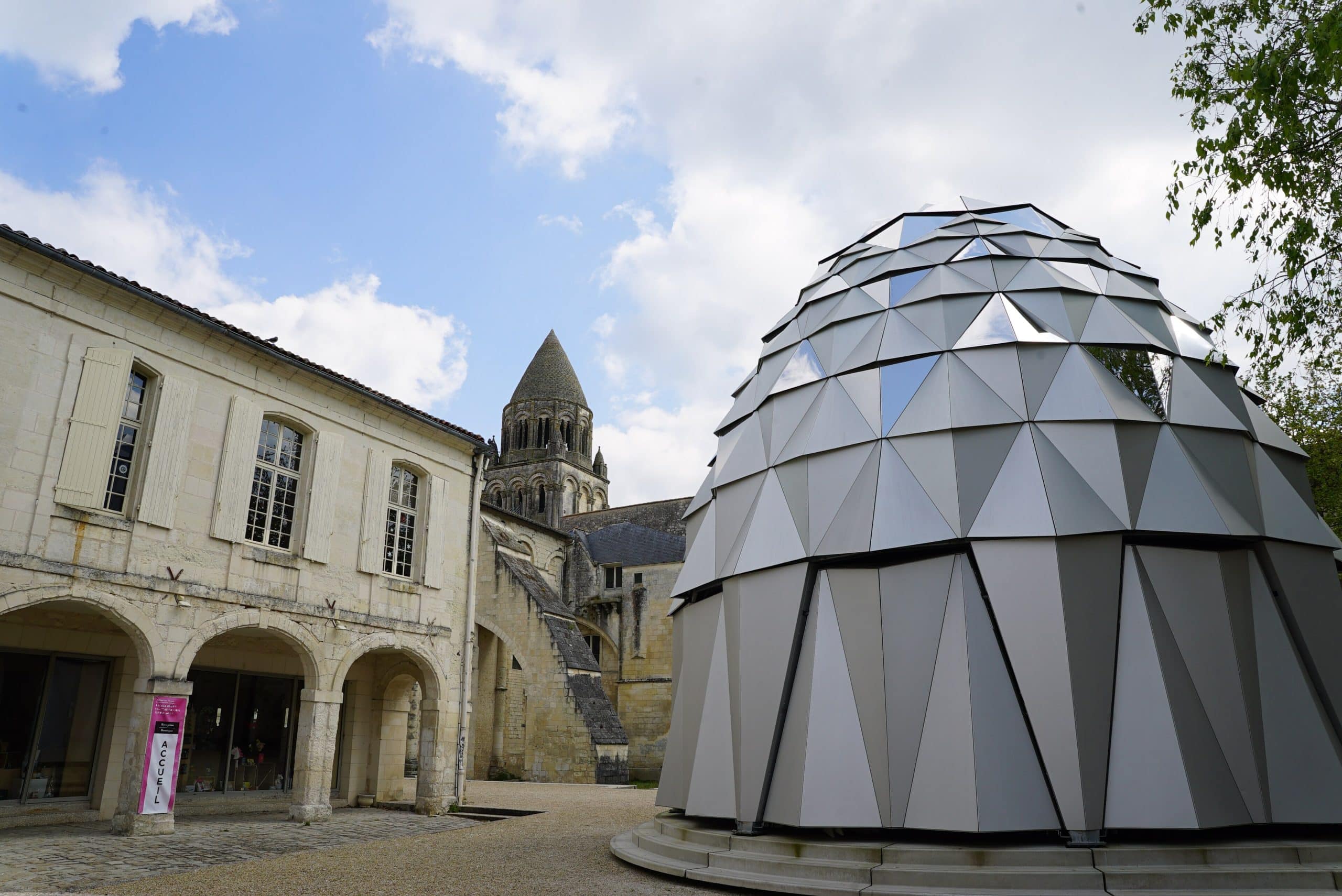 Le Carrousel de l'Abbaye aux Dames de Saintes, manège musical interactif installé dans la cour