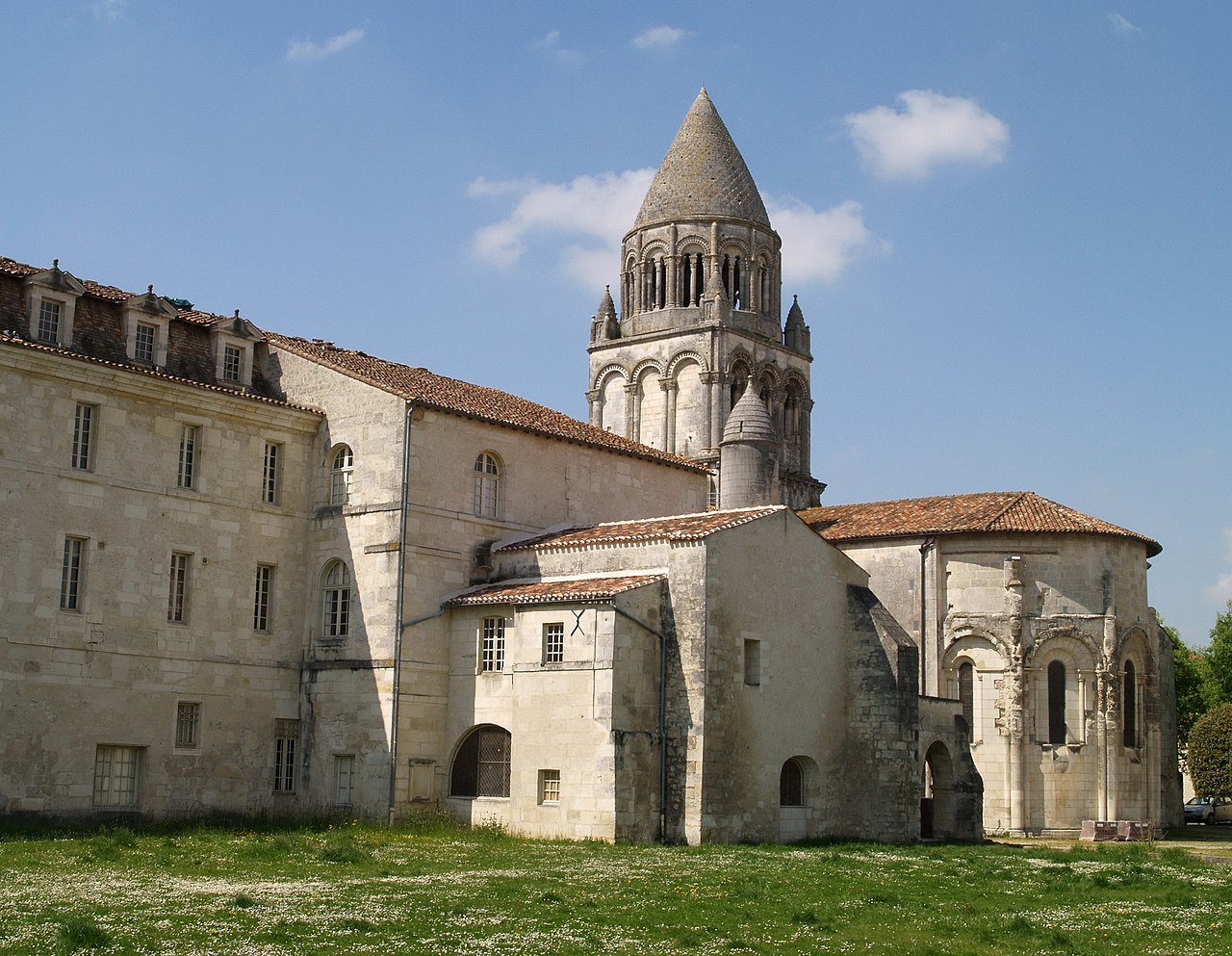 Chevet et clocher en pomme de pin de l'Abbaye aux Dames de Saintes