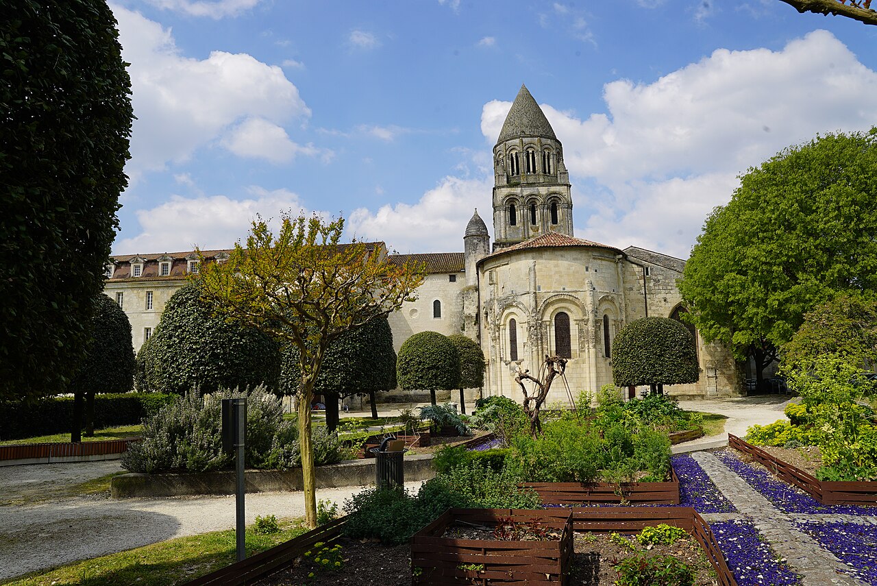 Vue sur l'église romane depuis les jardins de l'Abbaye aux Dames de Saintes
