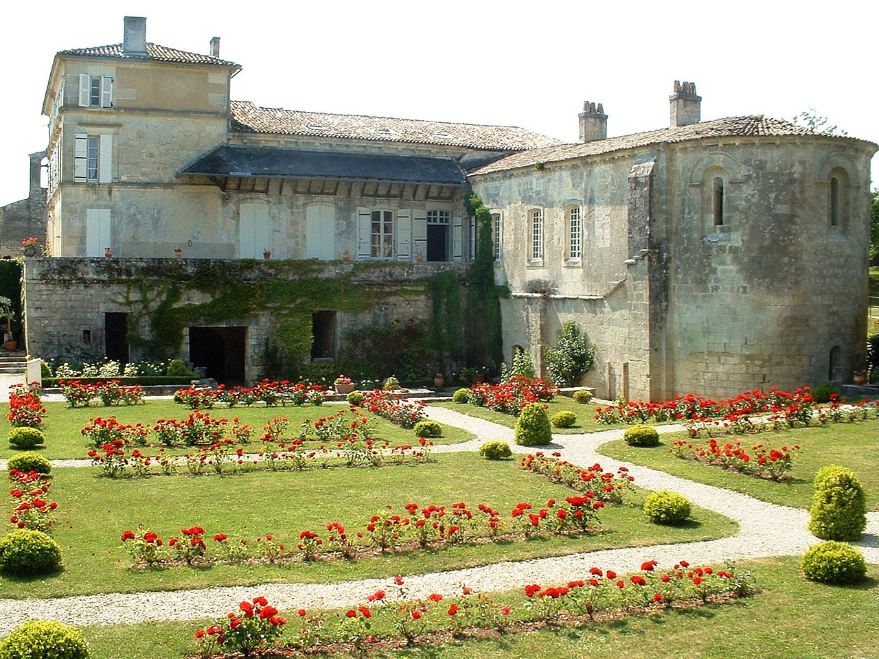 Chapelles superposées et jardin à la française de l'abbaye de Fontdouce à Saint-Bris-des-Bois