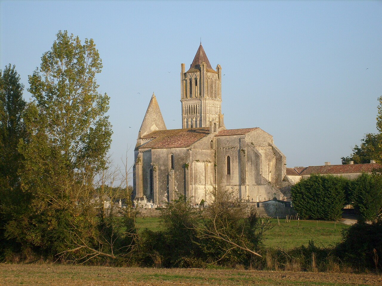 Vue de l'abbaye de Sablonceaux et de son abbatiale romane et gothique du XIIe siècle au milieu des vignobles de Saintonge