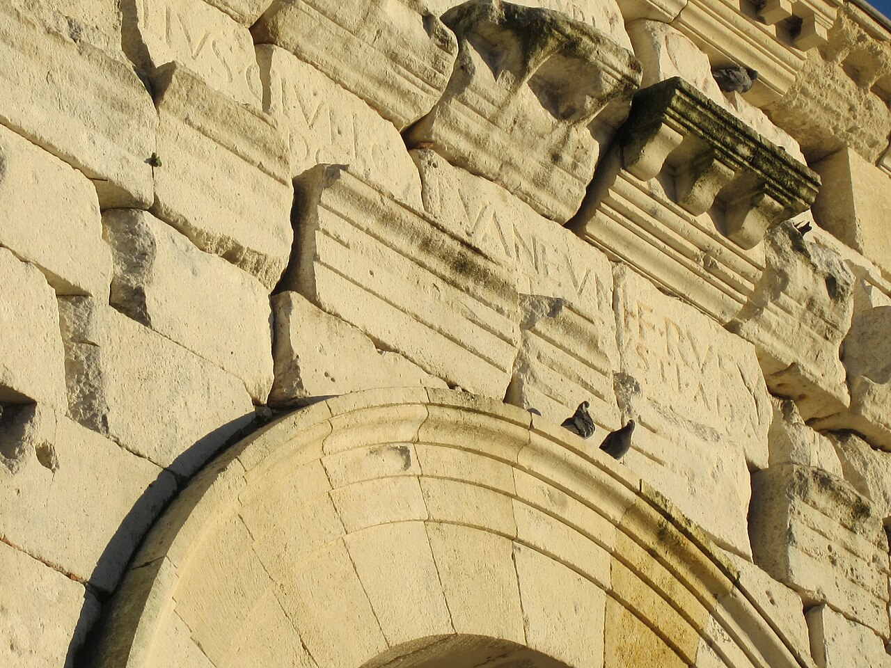 Détail d'un chapiteau corinthien restauré de l'arc de Germanicus