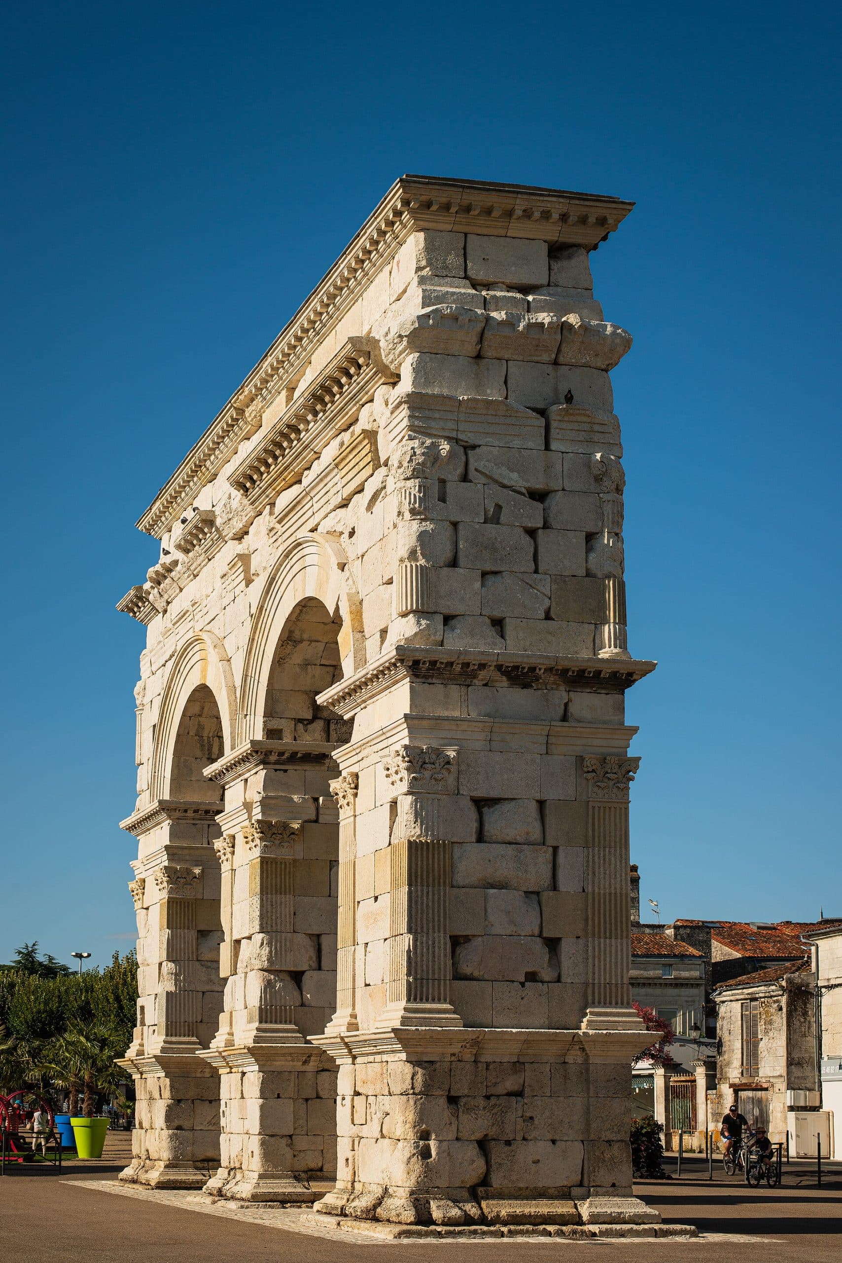 Le flanc est de l'arc vu depuis l'esplanade