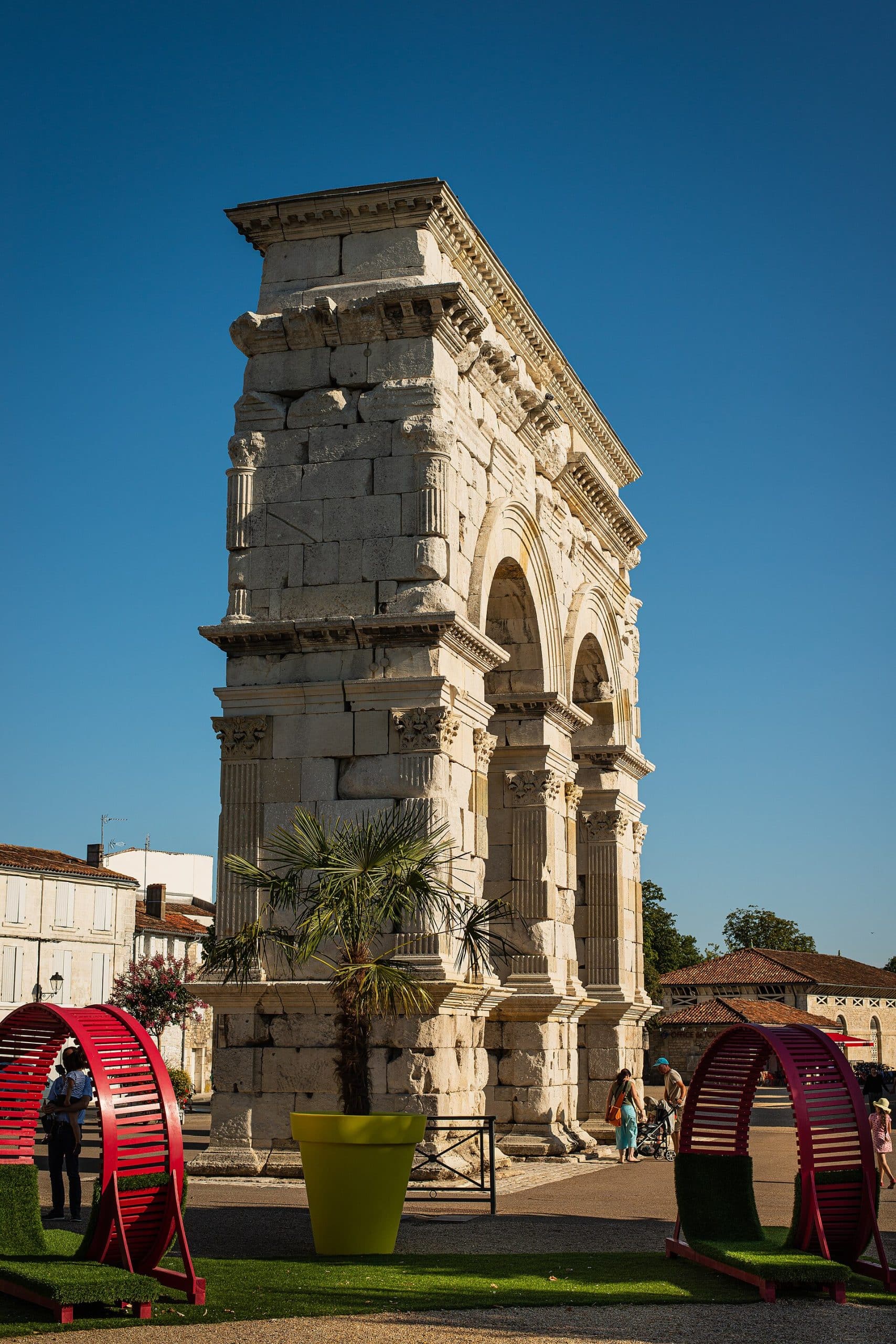 Le flanc ouest de l'arc de Germanicus, montrant l'épaisseur des pylônes et les colonnes engagées