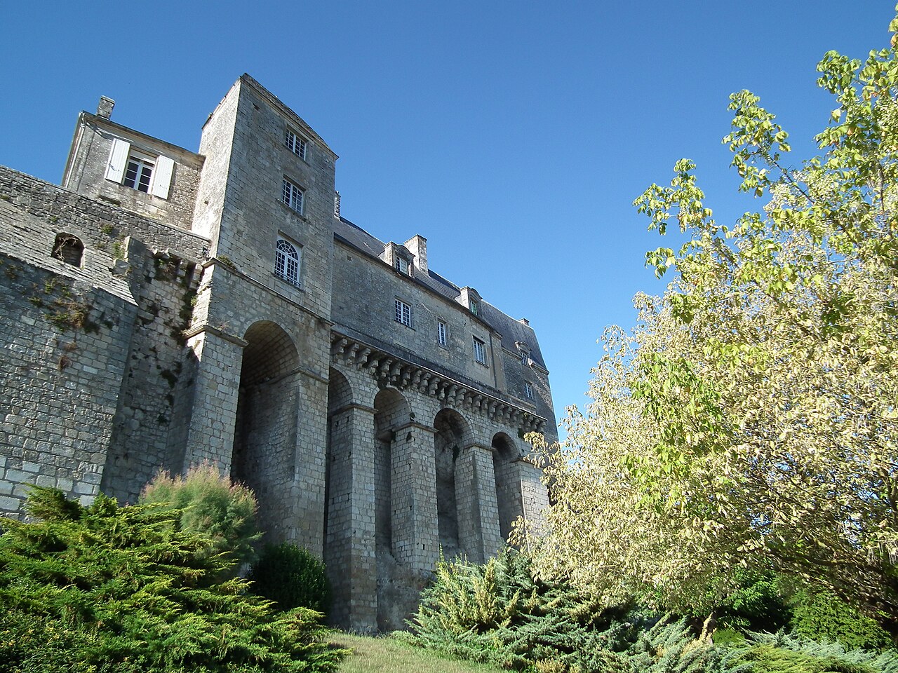 Le donjon roman de la cité médiévale de Pons, étape historique sur le chemin de Compostelle en Charente-Maritime