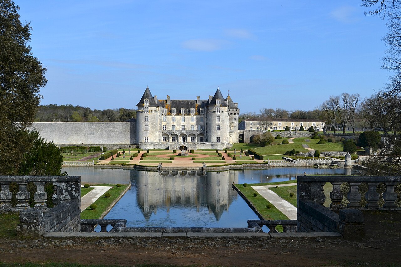 Façade ouest du château de la Roche Courbon vue depuis les jardins à la française, avec les deux tours rondes du XVe siècle et le balcon Renaissance