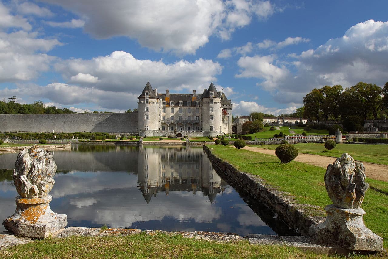 Vue d'ensemble du château de la Roche Courbon à Saint-Porchaire, donjon médiéval du XVe siècle et jardins à la française labellisés Remarquables