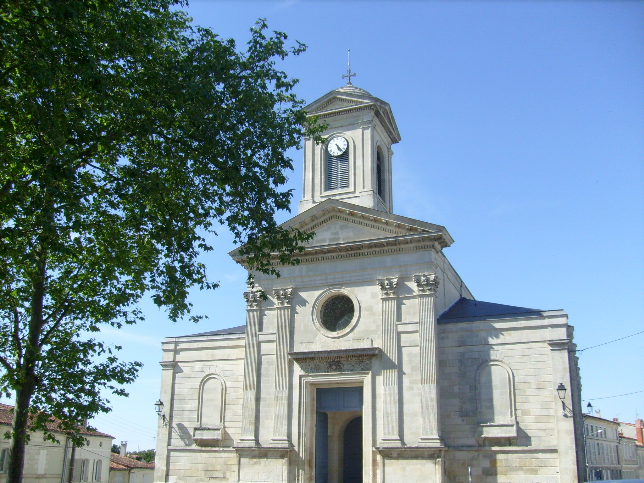 Façade néo-classique de l'église Saint-Vivien de Saintes, reconstruite au XIXe siècle