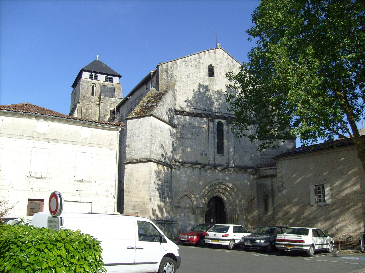 Façade de l'église Saint-Pallais de Saintes, édifice roman du XIIe siècle aux voûtes gothiques du XIIIe siècle