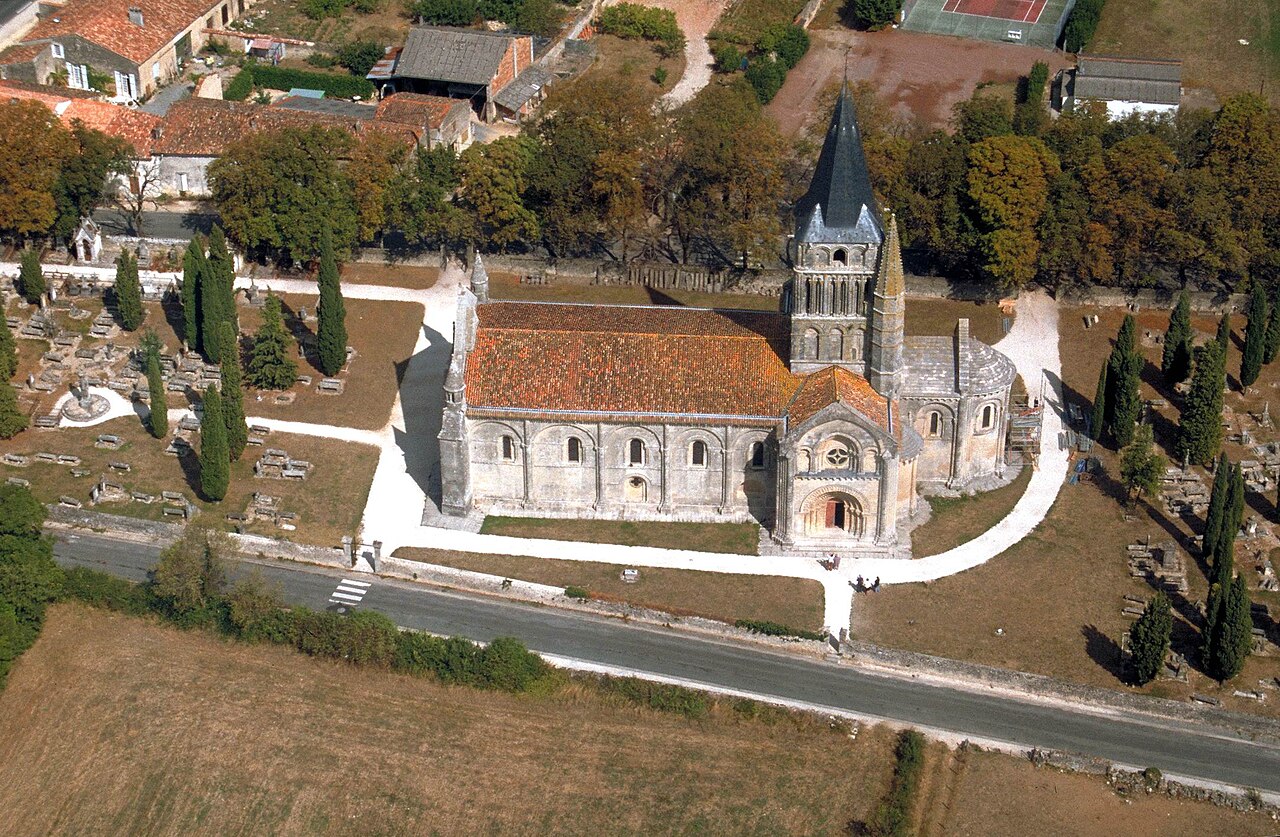 Église Saint-Pierre-de-la-Tour d'Aulnay-de-Saintonge, chef-d'œuvre de l'art roman du XIIe siècle classé au Patrimoine mondial UNESCO