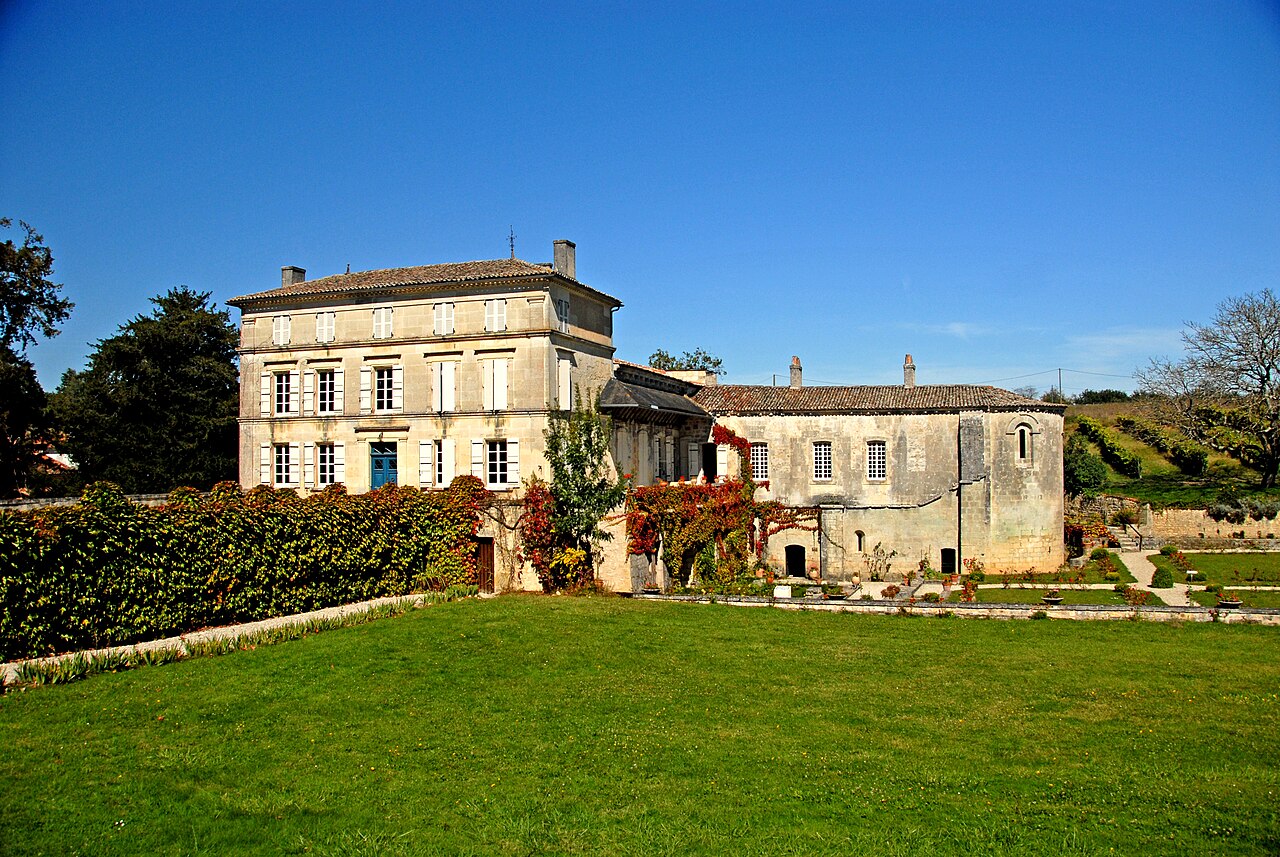 Vue d'ensemble de l'abbaye de Fontdouce dans son vallon boisé, bâtiments monastiques et végétation