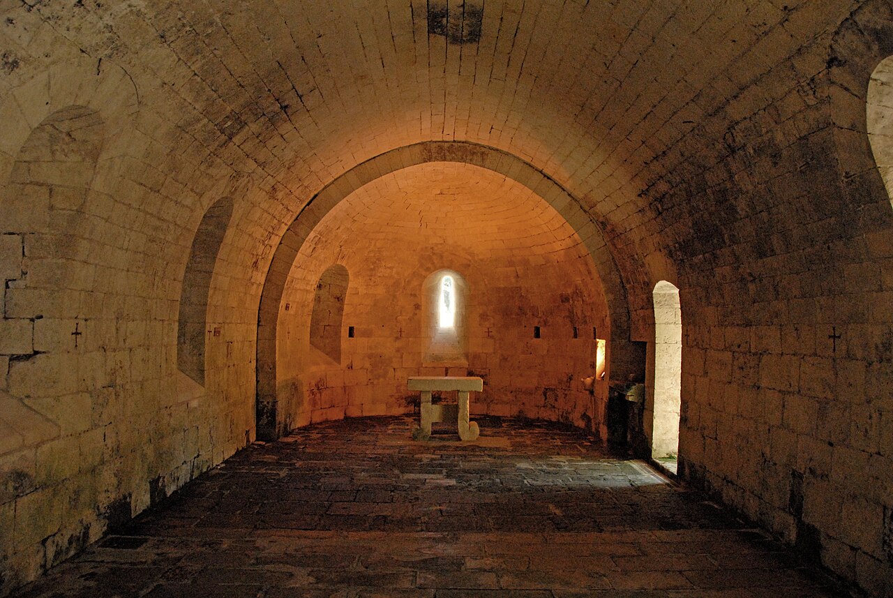 Chapelle romane de l'abbaye de Fontdouce, arcs en plein cintre et pierre calcaire, XIIe siècle