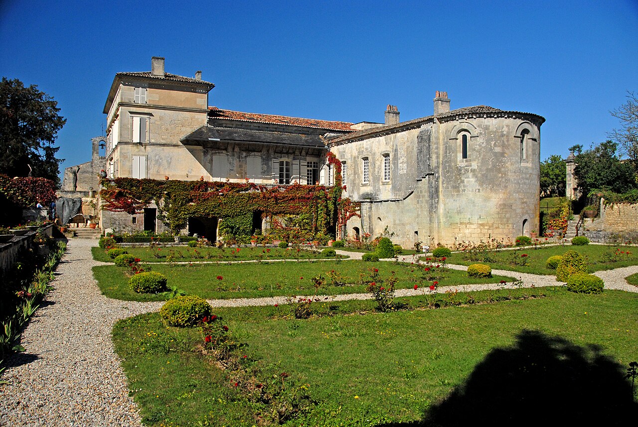 Vue des jardins de l'abbaye de Fontdouce et du vallon boisé, Saint-Bris-des-Bois