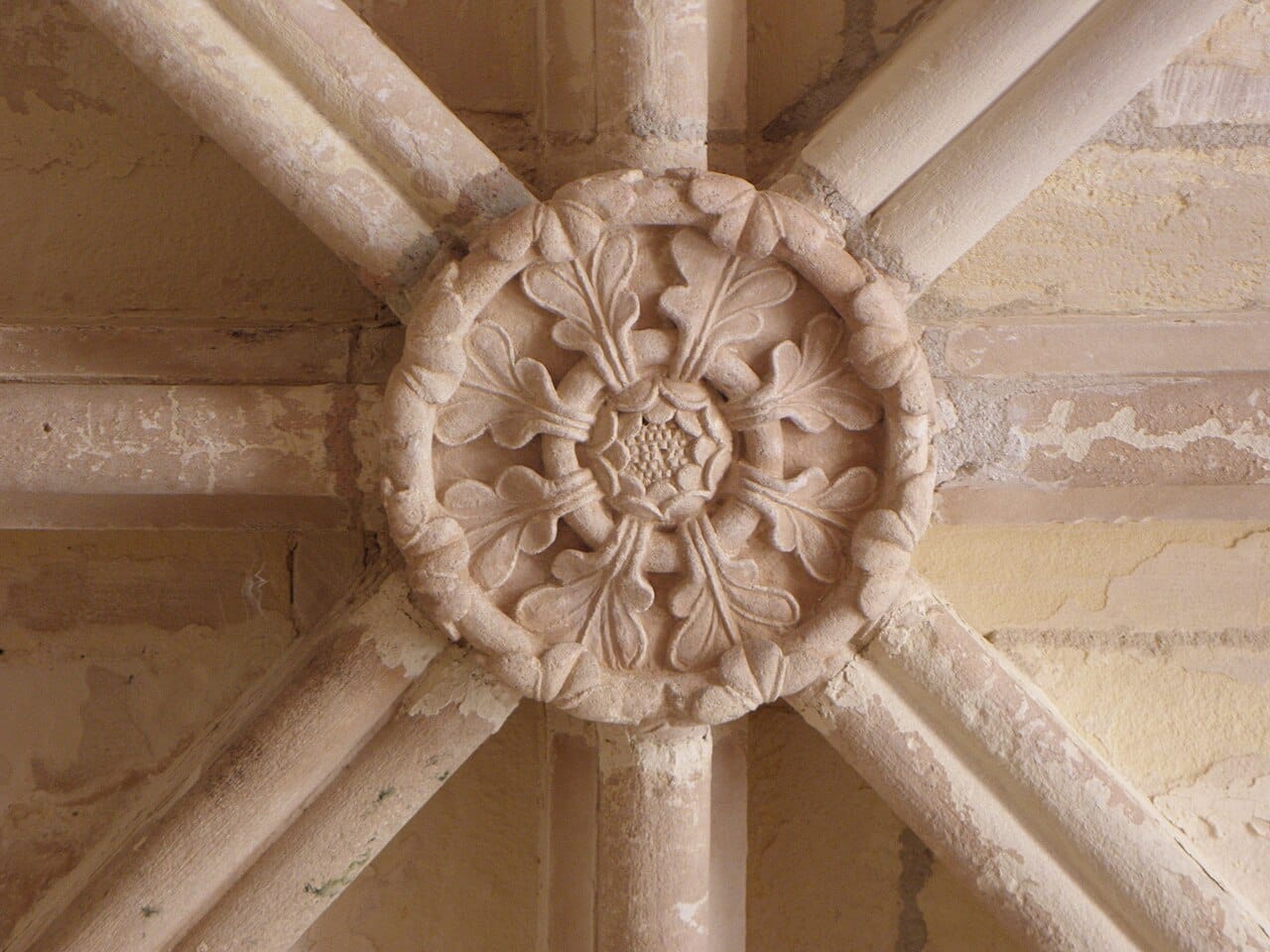 Détails des sculptures et chapiteaux de la salle capitulaire gothique, abbaye de Fontdouce