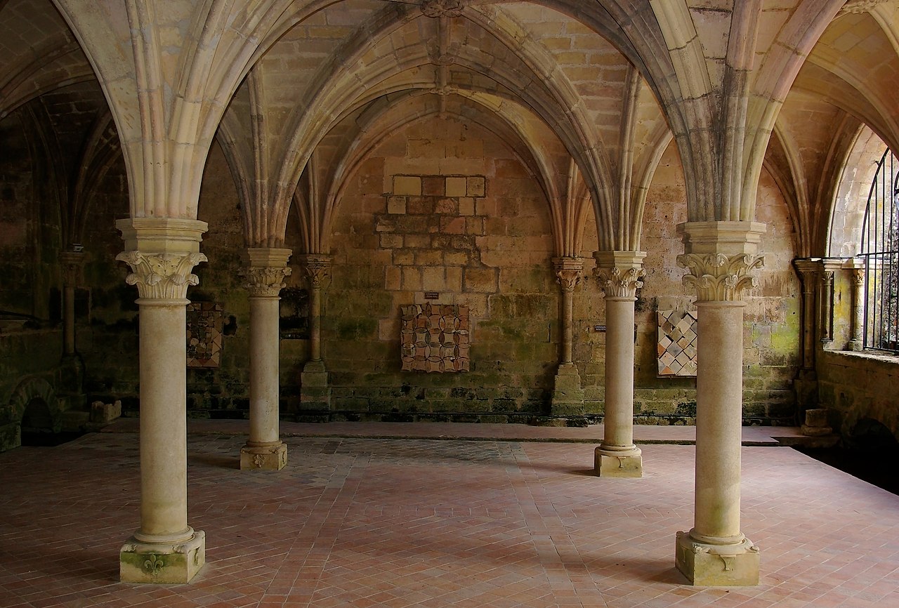 Intérieur de la salle capitulaire gothique de l'abbaye de Fontdouce, voûtes d'ogives à douze travées richement sculptées