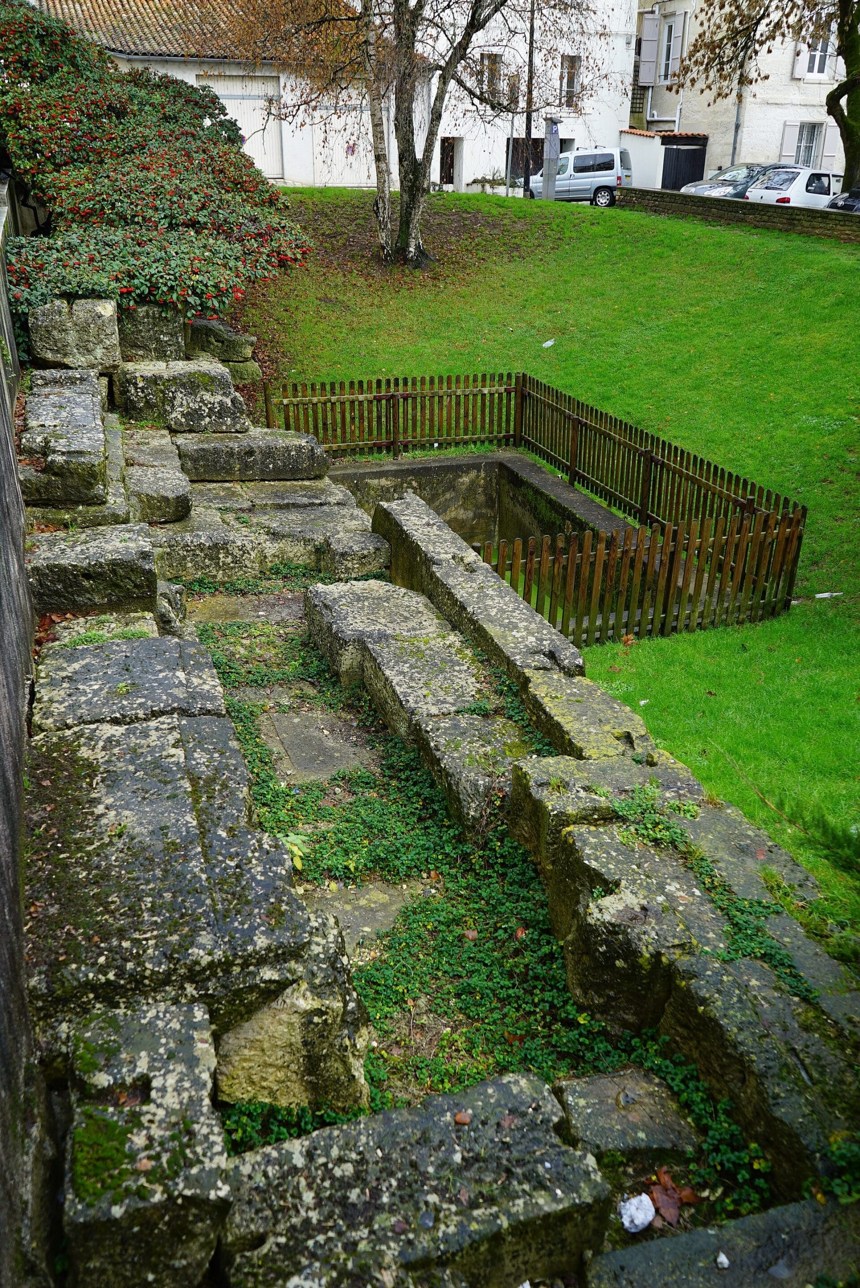 Détail du mur de l'enceinte gallo-romaine, parements de blocs calcaires réutilisés, Place des Récollets, Saintes