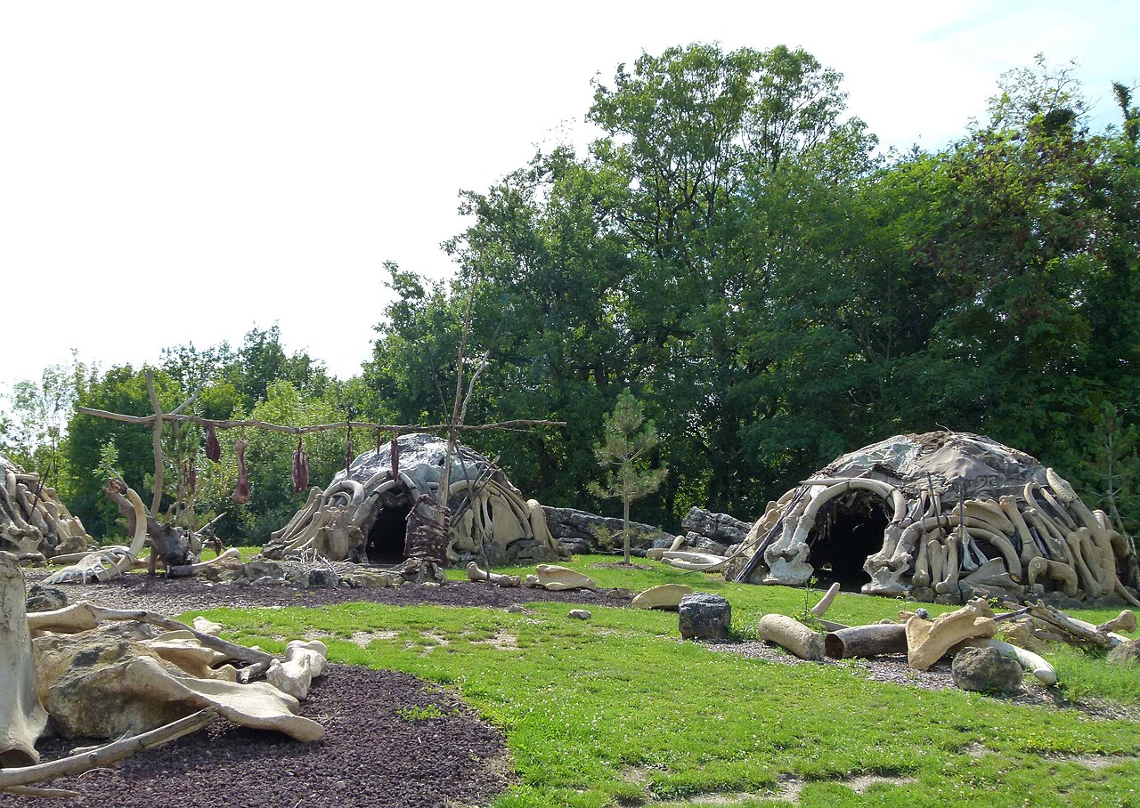 Abri sous roche du Paléosite de Saint-Césaire, site de découverte du squelette néandertalien « Pierrette » en 1979, Charente-Maritime