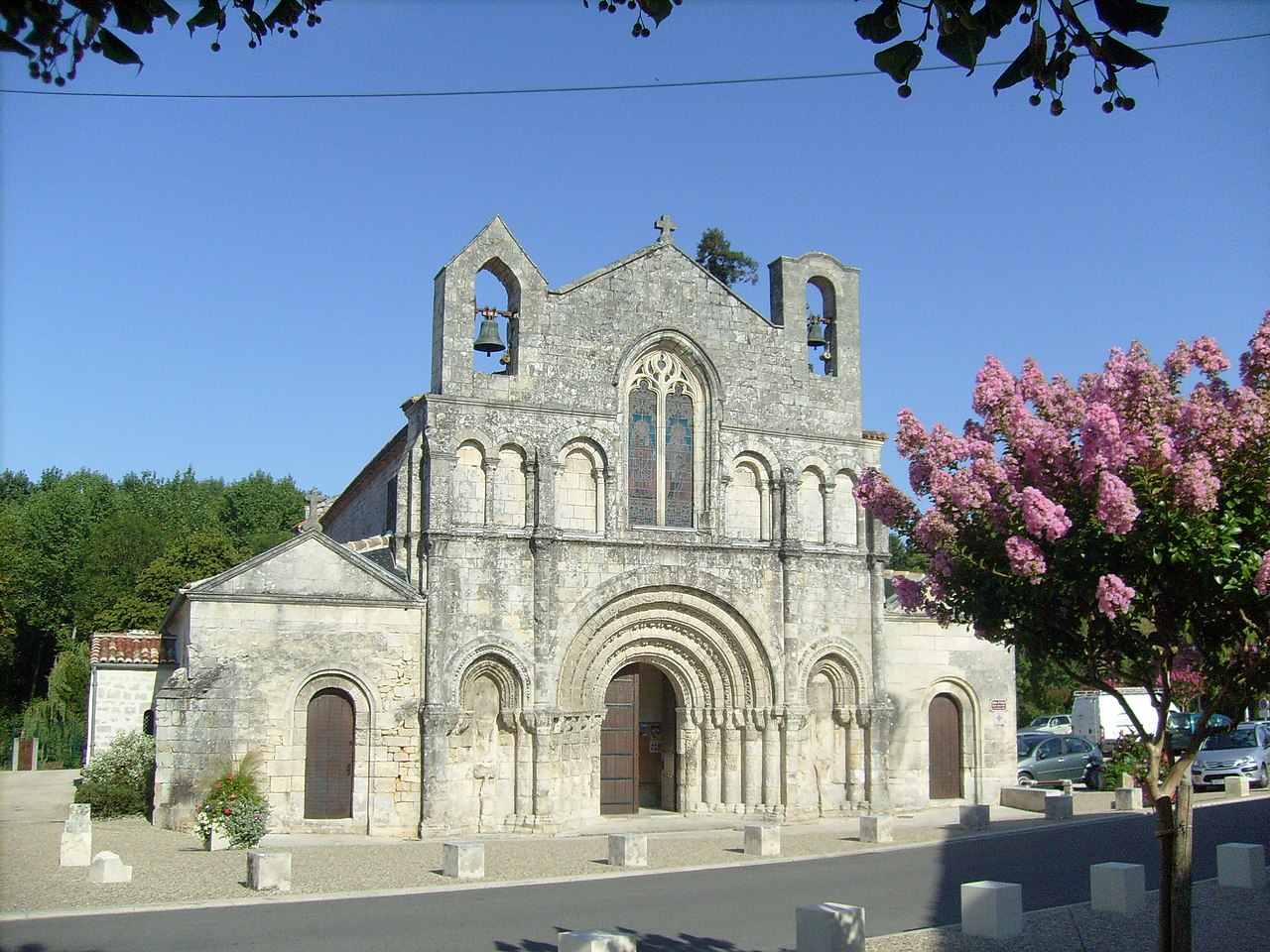 Façade de l'église Saint-Vivien de Pons, édifice roman du XIIe siècle