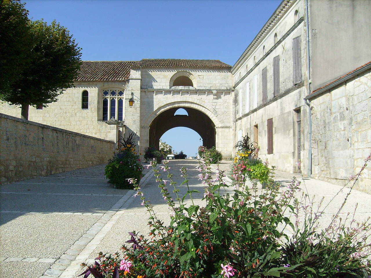 Passage voûté de l'Hôpital des Pèlerins de Pons, halte médiévale sur le chemin de Compostelle classée au patrimoine mondial UNESCO