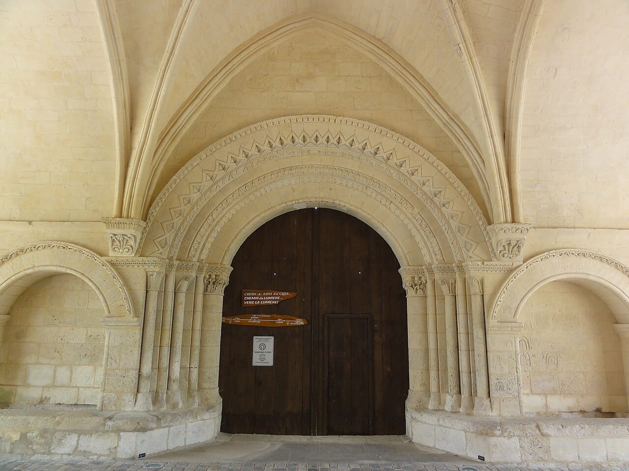 Portail roman de l'ancienne église de l'Hôpital des Pèlerins de Pons