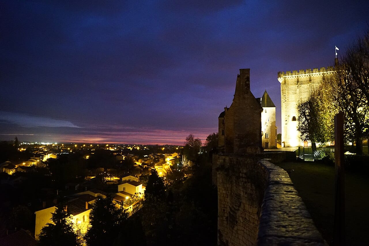 Le donjon roman de Pons et l'esplanade du château illuminés de nuit