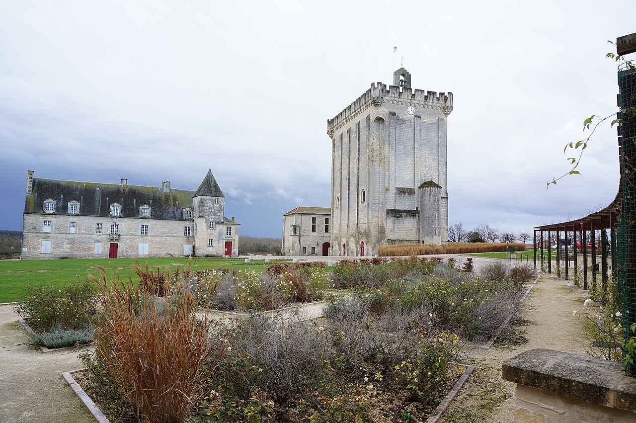 Place de la République à Pons avec le donjon roman en arrière-plan