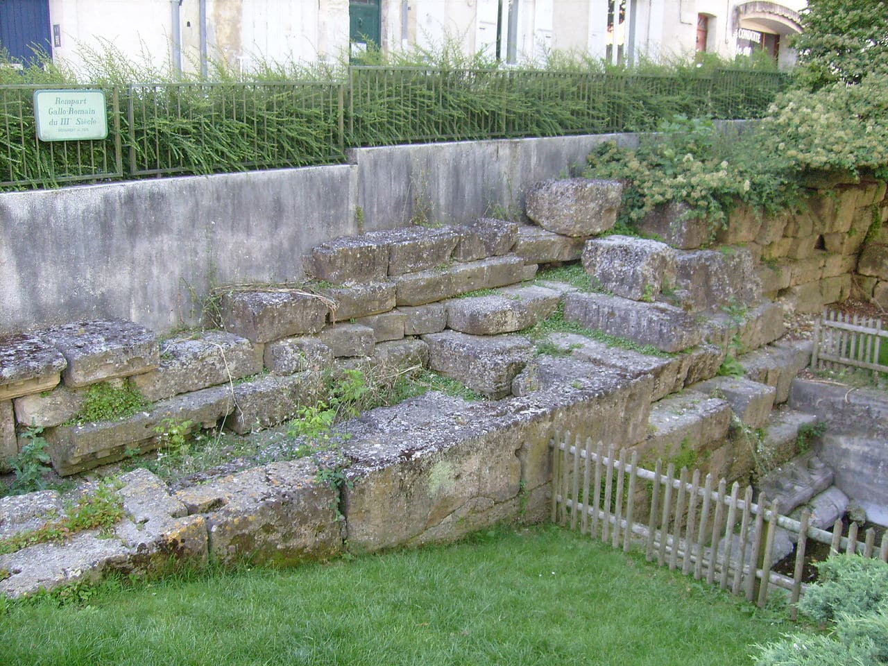 Fondations du rempart gallo-romain de Saintes, grands blocs de calcaire réutilisés visibles dans le parc de la Place des Récollets