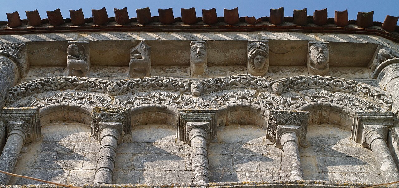 Corniche sculptée et arcatures de l'abside heptagonale, église Notre-Dame de Rioux