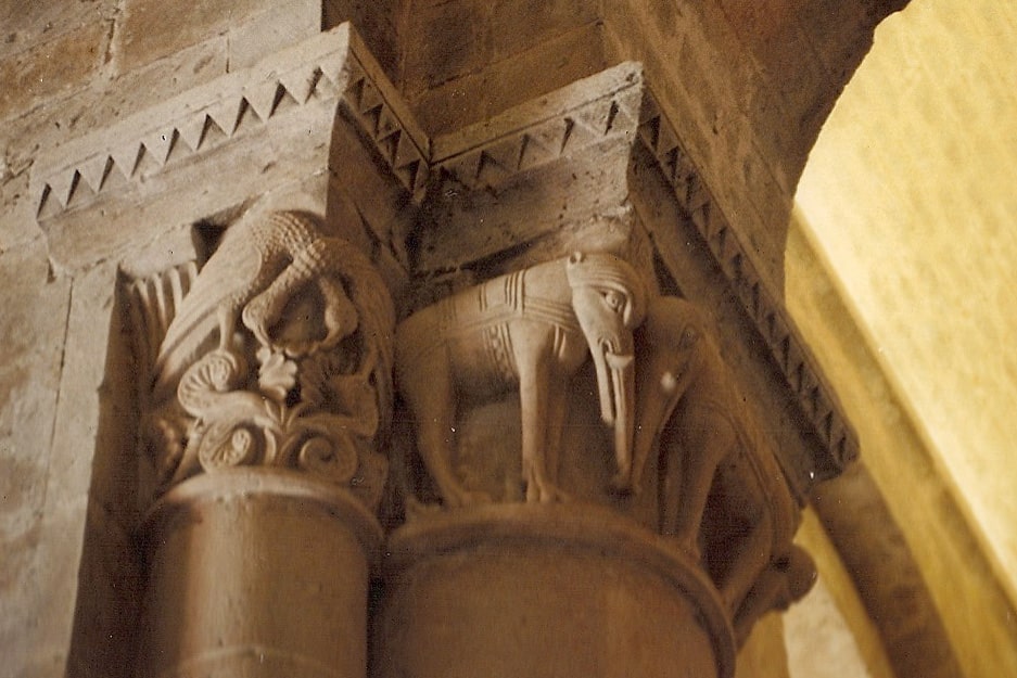 Chapiteaux romans sculptés figurant des éléphants avec l'inscription HI SUNT ELEPHANTES, église Saint-Pierre d'Aulnay