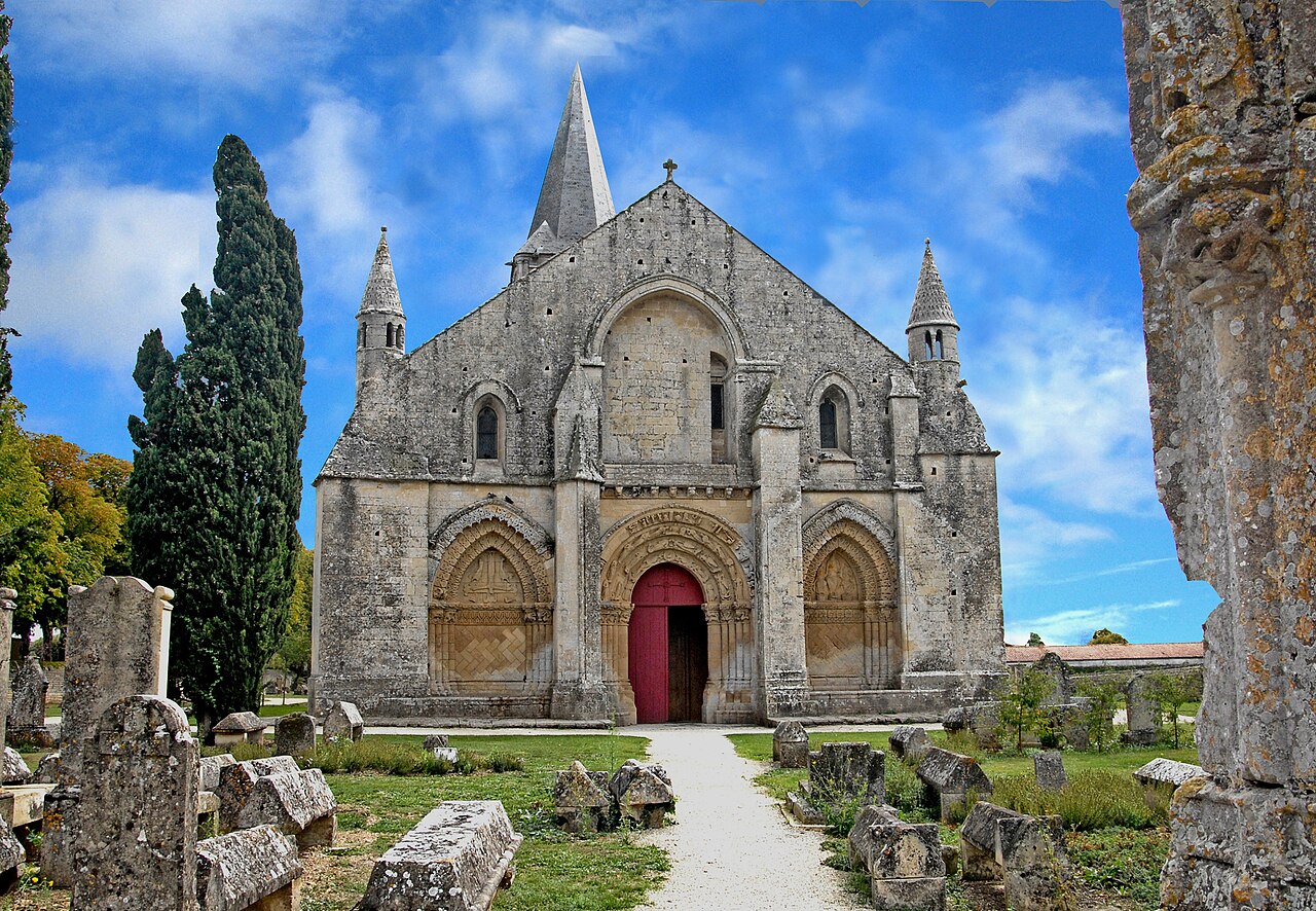 Façade ouest de l'église Saint-Pierre d'Aulnay avec ses arcatures romanes et son portail sculpté, Charente-Maritime