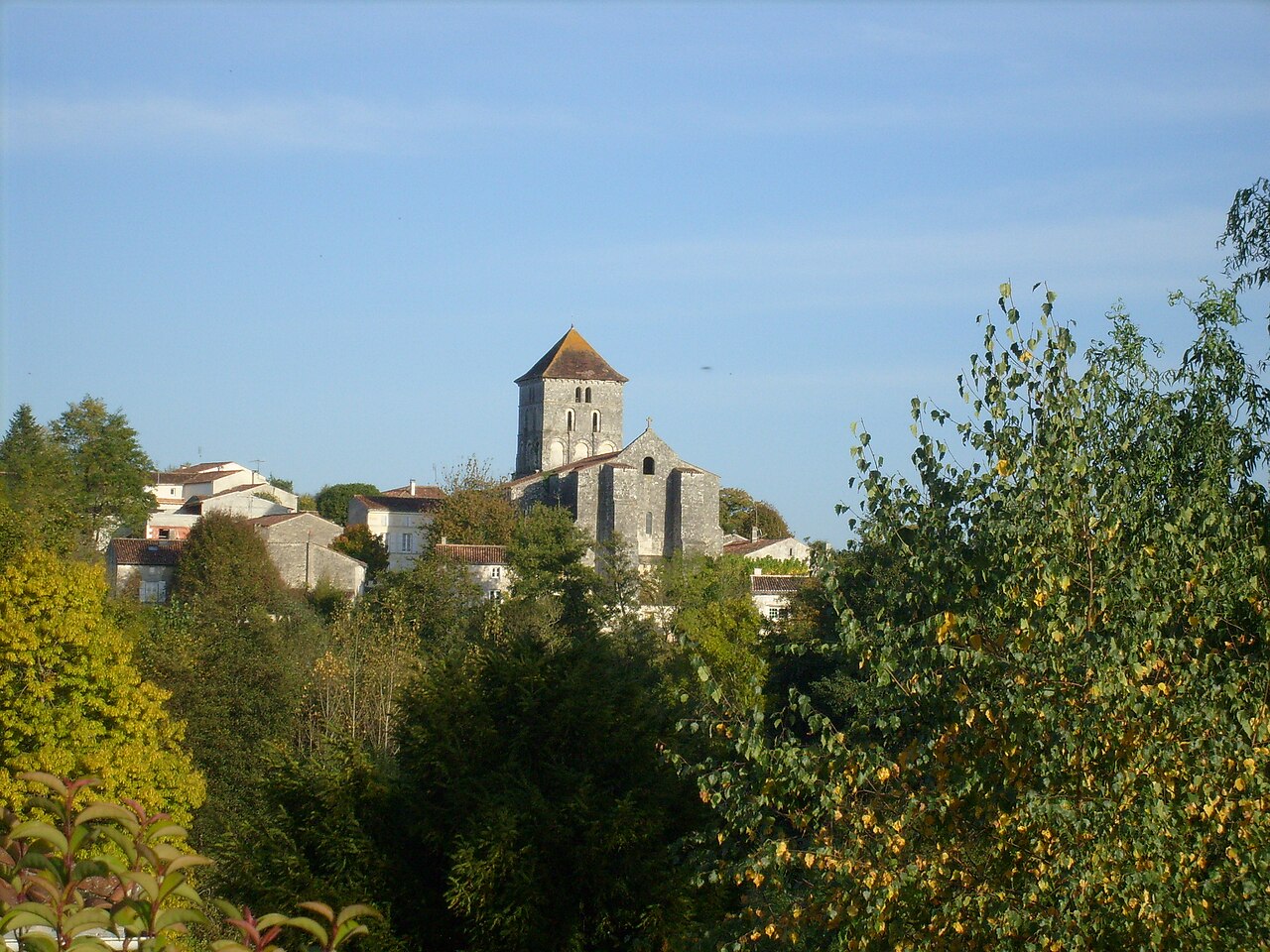 Vue panoramique du village perché de Saint-Sauvant, Petite Cité de Caractère sur son plateau calcaire en Saintonge