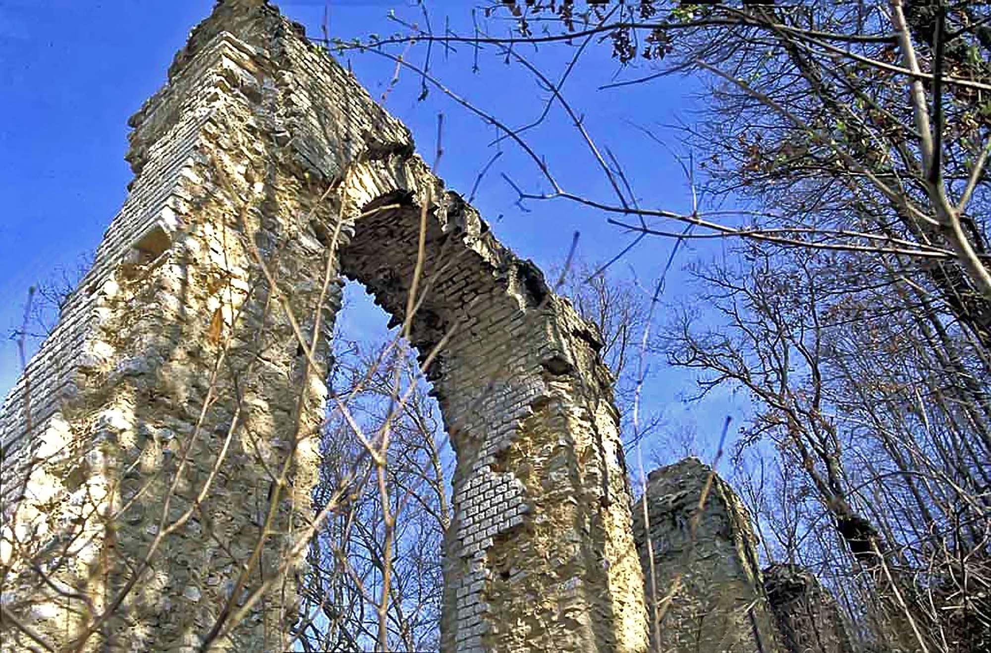 Piles du Pont des Arcs, seul vestige aérien des aqueducs gallo-romains de Saintes, sur le parcours du golf Rouyer-Guillet à Fontcouverte