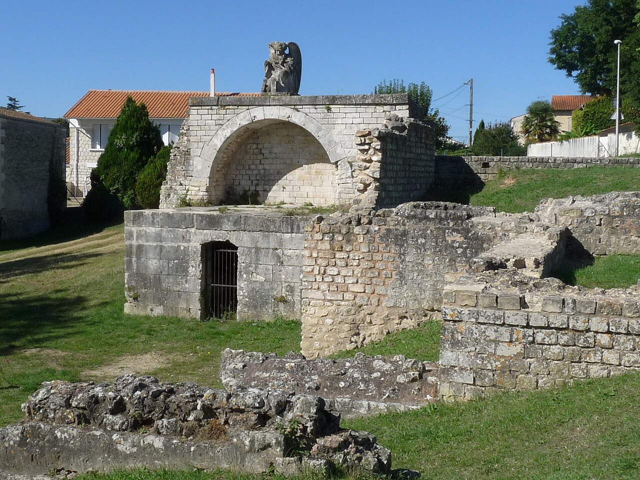 Le mur à niches du caldarium des thermes de Saint-Saloine à Saintes