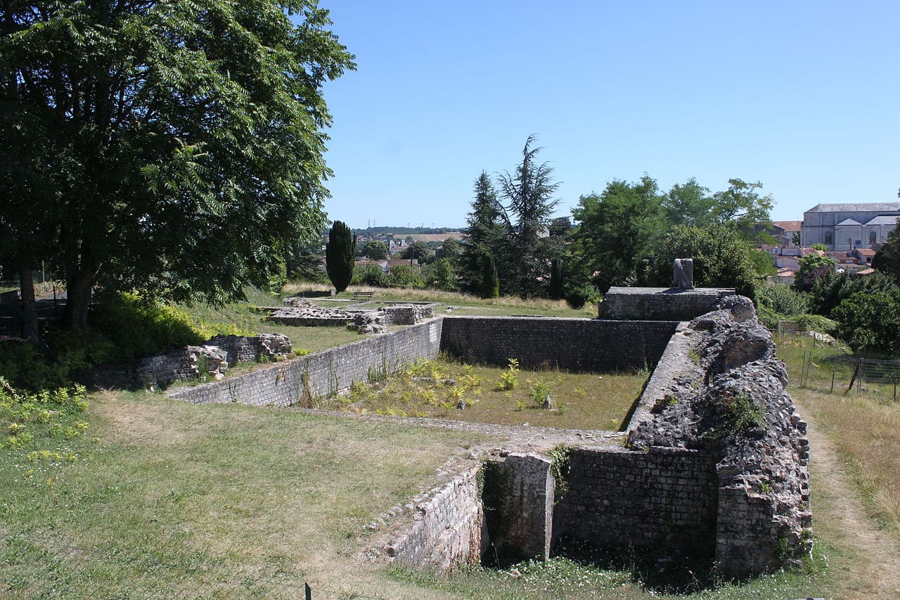 Vue d'ensemble en terrasses des vestiges des thermes de Saint-Saloine à Saintes