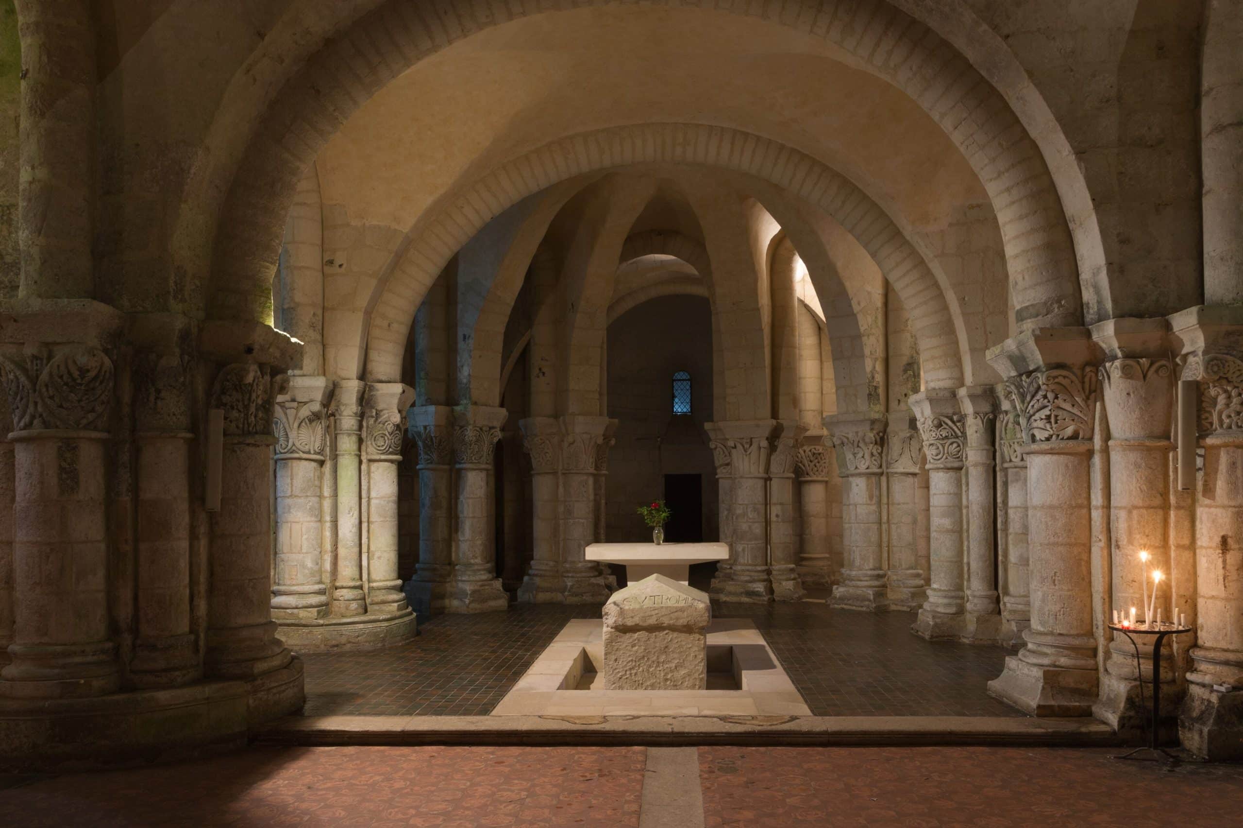 Le cénotaphe de saint Eutrope au centre de la crypte, inscription EVTROPIVS