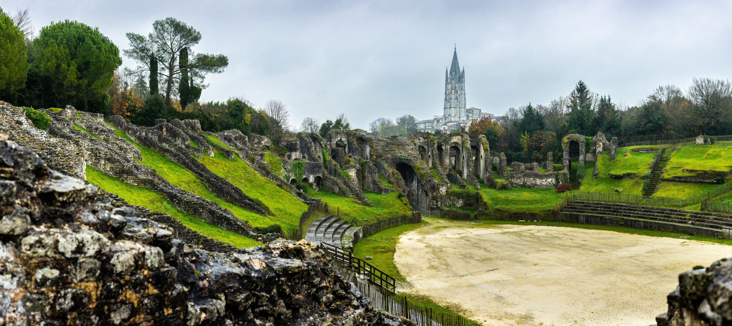 Les gradins en pierre de l'amphithéâtre