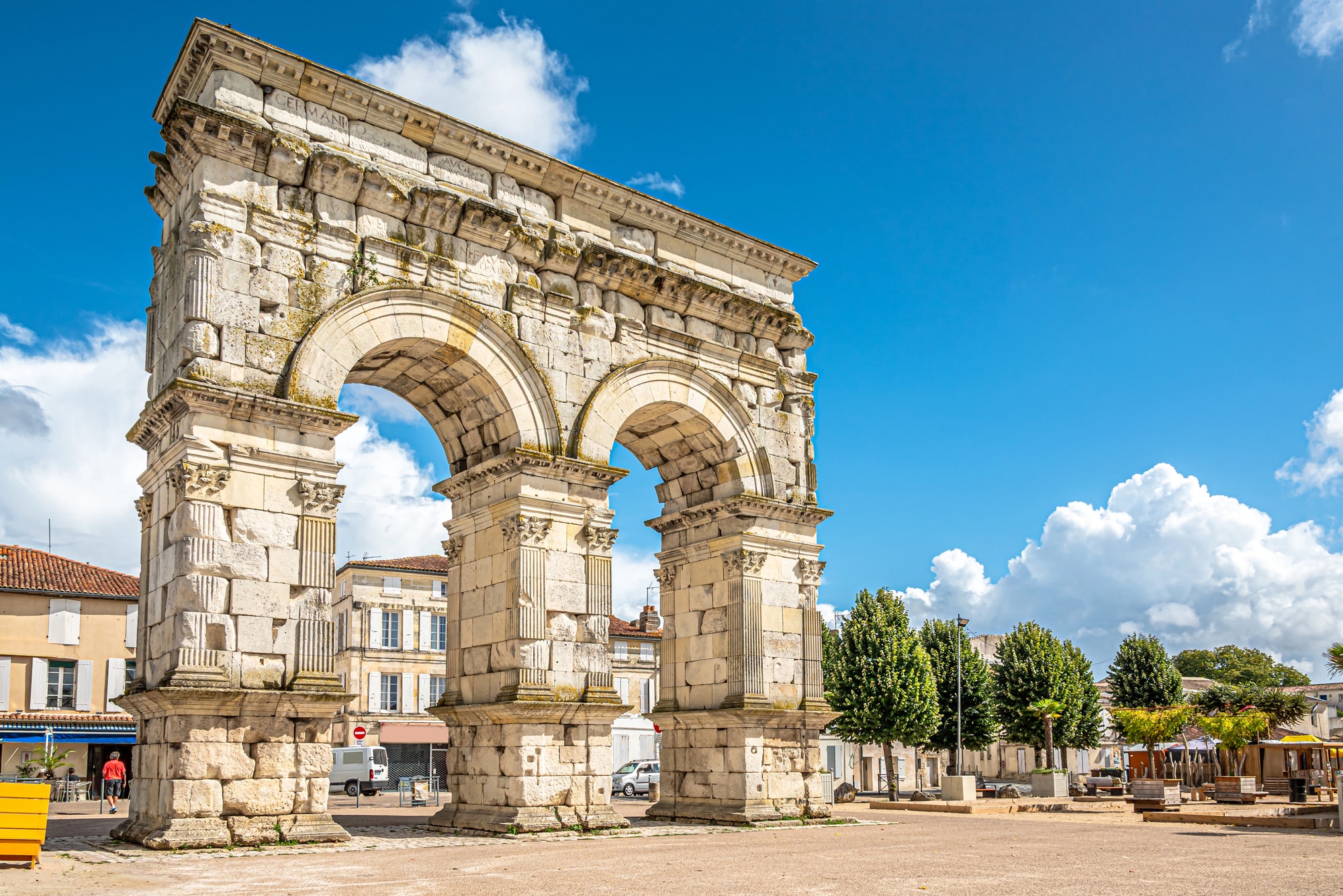 L'arc de Germanicus vu de face, baigné par la lumière dorée de fin d'après-midi sur les quais de la Charente à Saintes