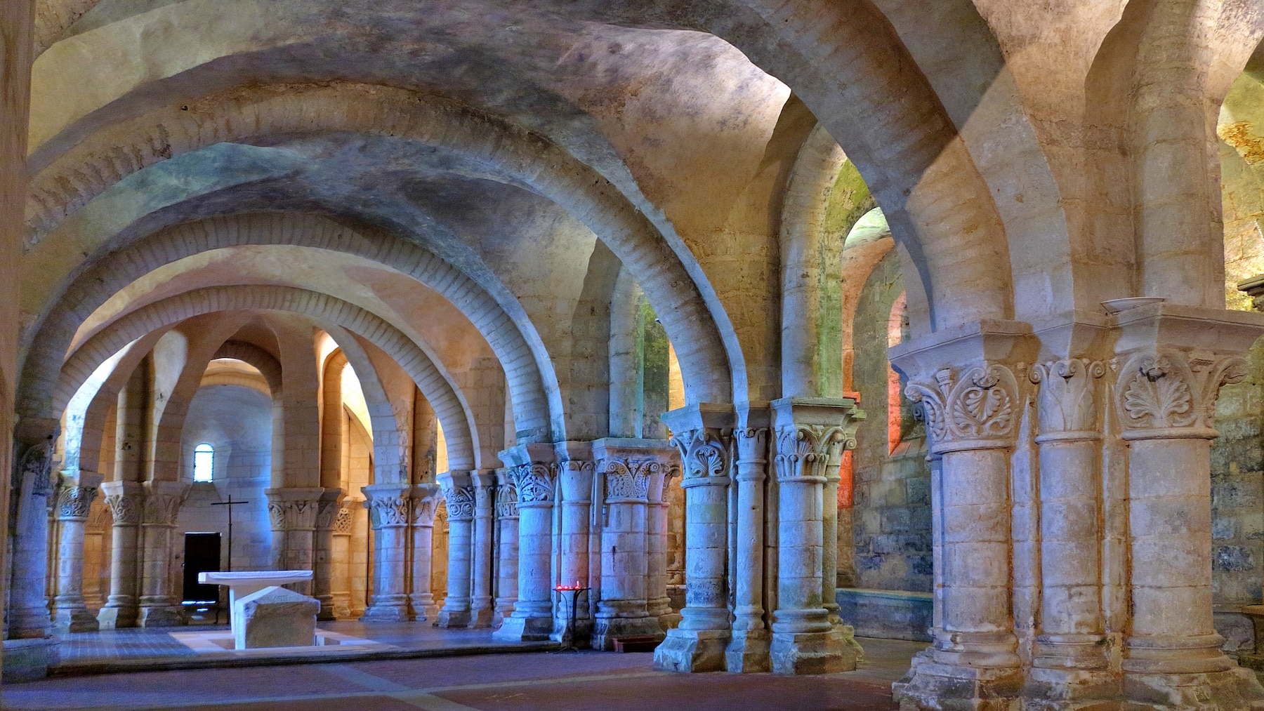 L'intérieur de la crypte romane de la basilique Saint-Eutrope de Saintes