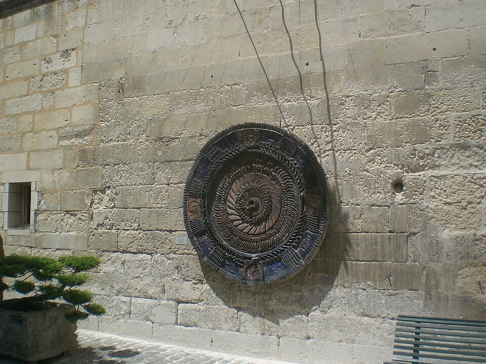 Cour intérieure du Musée de l'Échevinage à Saintes, ancien hôtel de ville médiéval avec son beffroi du XVIIIe siècle