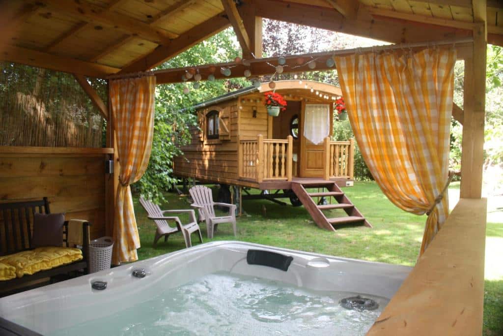 La Roulotte d&rsquo;Emilie et son jacuzzi privé